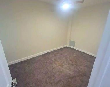6010 N Lambert Street - Photo Thumbnail 12