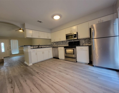 2903 Catalina #b Dr - Photo Thumbnail 3