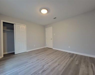 2903 Catalina #b Dr - Photo Thumbnail 7