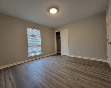 2903 Catalina #b Dr - Photo Thumbnail 12