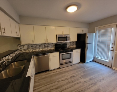 2903 Catalina #b Dr - Photo Thumbnail 5