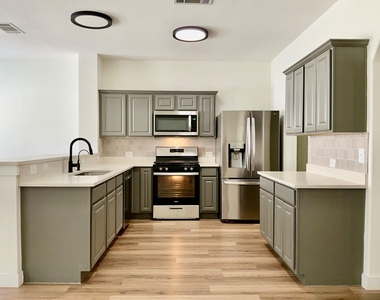 1405 Summercrest Blvd - Photo Thumbnail 7