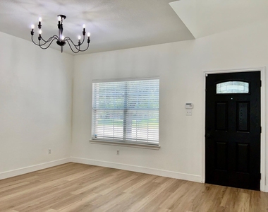 1405 Summercrest Blvd - Photo Thumbnail 10