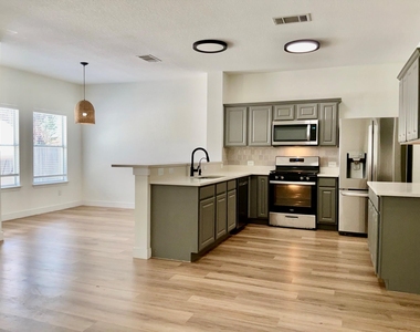 1405 Summercrest Blvd - Photo Thumbnail 8