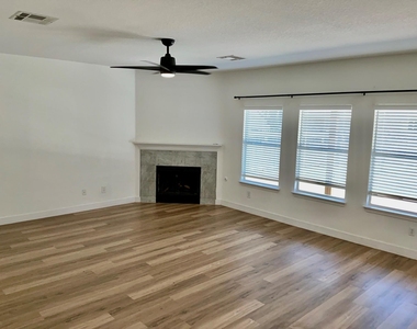 1405 Summercrest Blvd - Photo Thumbnail 2