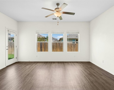 513 Circle Way - Photo Thumbnail 4