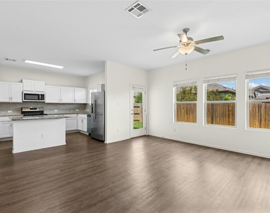 513 Circle Way - Photo Thumbnail 2