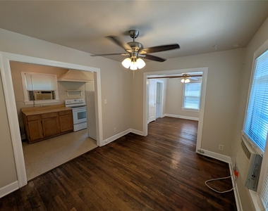 304 E 42nd St - Photo Thumbnail 4