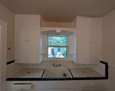 304 E 42nd St - Photo Thumbnail 6