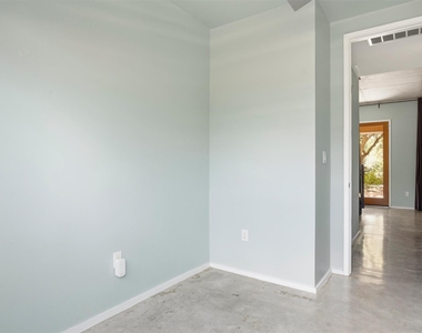 2301 S 5th St - Photo Thumbnail 3