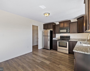 8 Heath Cir - Photo Thumbnail 5