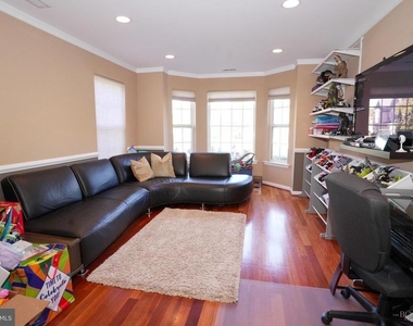 201 White Pine Court - Photo Thumbnail 6
