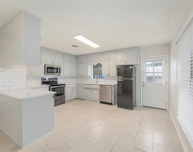 419 N Doak St - Photo Thumbnail 9