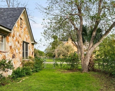 419 N Doak St - Photo Thumbnail 31