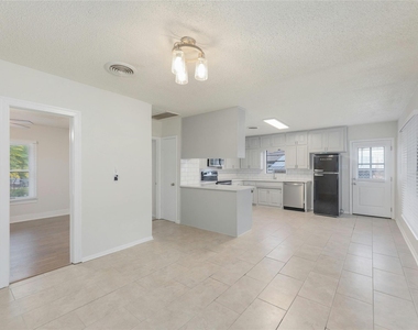 419 N Doak St - Photo Thumbnail 8