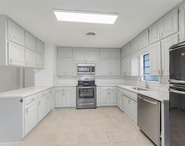 419 N Doak St - Photo Thumbnail 10