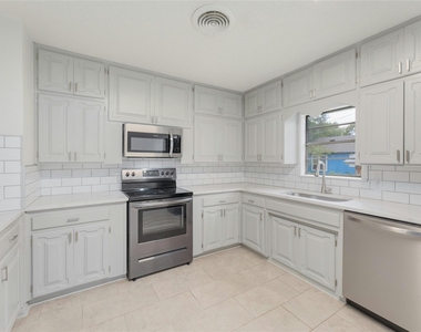 419 N Doak St - Photo Thumbnail 13