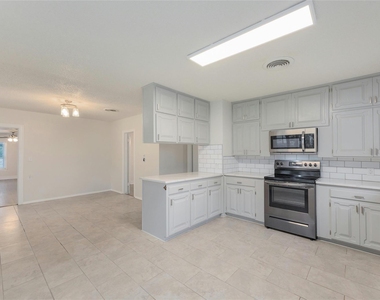 419 N Doak St - Photo Thumbnail 11