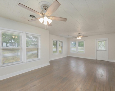 419 N Doak St - Photo Thumbnail 6