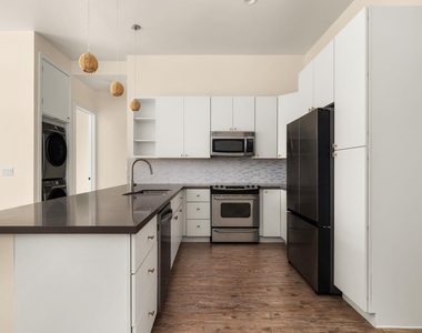 507 Sabine St - Photo Thumbnail 3