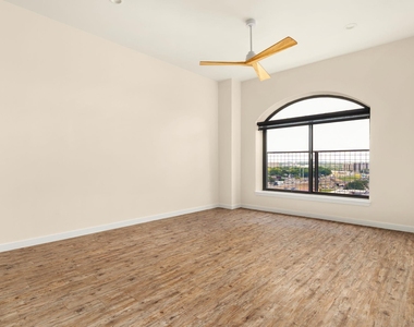 507 Sabine St - Photo Thumbnail 7