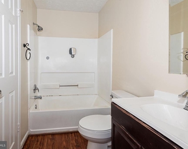 2406 Rosecroft Court - Photo Thumbnail 16