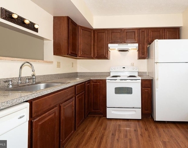 2406 Rosecroft Court - Photo Thumbnail 4