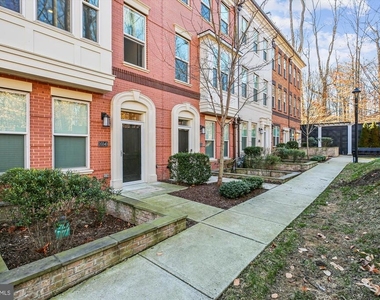 10340 Grosvenor Place - Photo Thumbnail 2