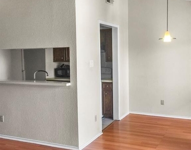 2706 Salado St - Photo Thumbnail 4
