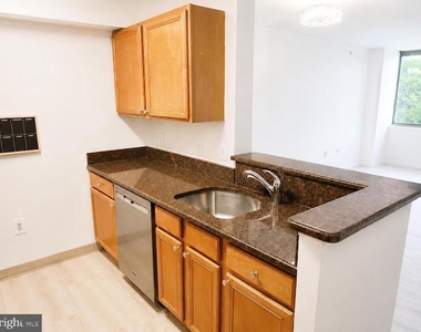 7111 Woodmont Avenue - Photo Thumbnail 4