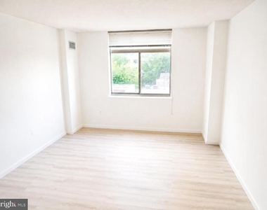 7111 Woodmont Avenue - Photo Thumbnail 8