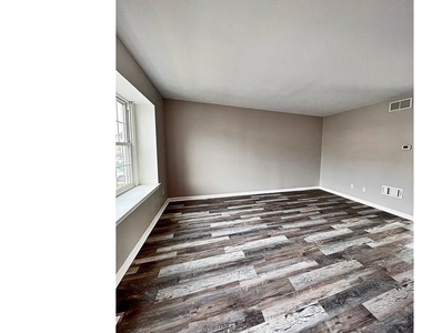 252 Vincent Circle - Photo Thumbnail 2