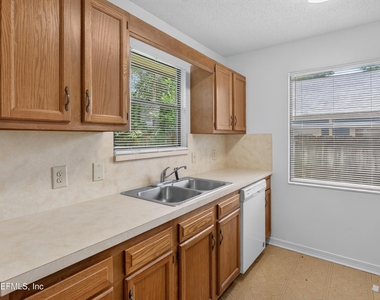 1445 Classic Oak Road W - Photo Thumbnail 13