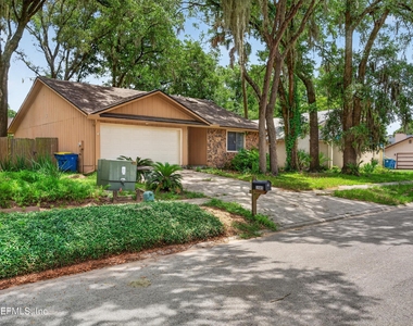 1445 Classic Oak Road W - Photo Thumbnail 2