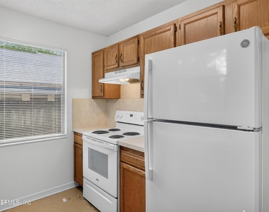 1445 Classic Oak Road W - Photo Thumbnail 12
