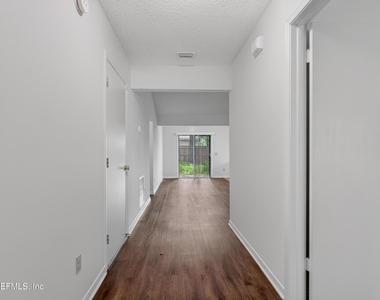 1445 Classic Oak Road W - Photo Thumbnail 4