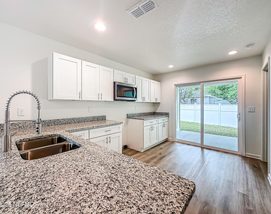 780 W 5th Street - Photo Thumbnail 4