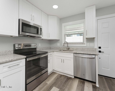 423 9th Avenue N - Photo Thumbnail 1
