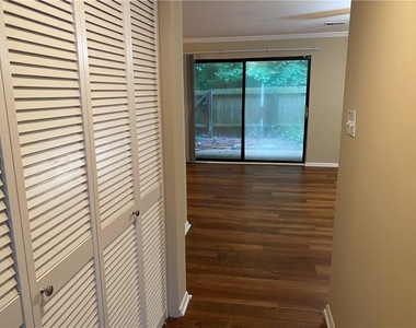 2207 Surrey Court Se - Photo Thumbnail 19
