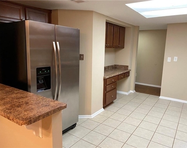 2207 Surrey Court Se - Photo Thumbnail 6
