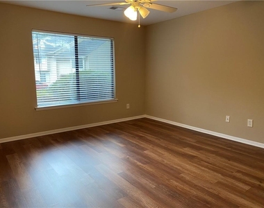2207 Surrey Court Se - Photo Thumbnail 10