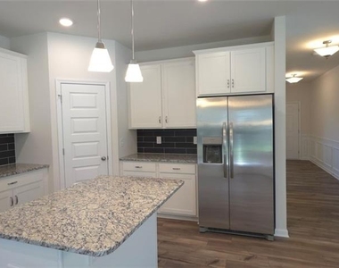 523 Grover Street - Photo Thumbnail 4