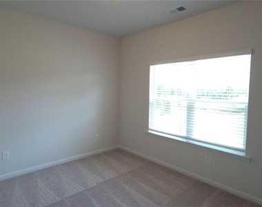 523 Grover Street - Photo Thumbnail 10