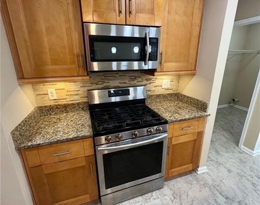 824 Georgian Point Drive - Photo Thumbnail 7