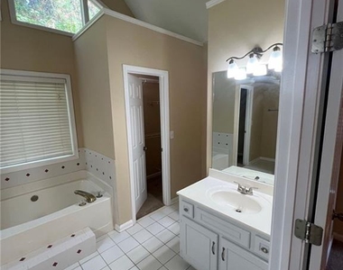 824 Georgian Point Drive - Photo Thumbnail 22