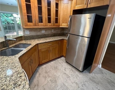 824 Georgian Point Drive - Photo Thumbnail 5