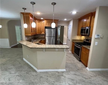 824 Georgian Point Drive - Photo Thumbnail 4
