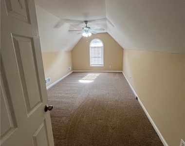 824 Georgian Point Drive - Photo Thumbnail 17