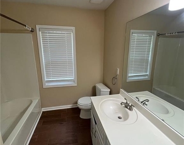 824 Georgian Point Drive - Photo Thumbnail 20