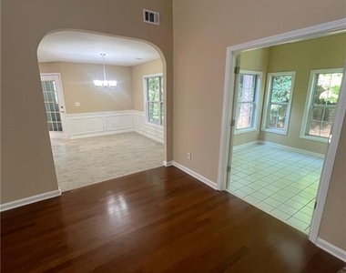 824 Georgian Point Drive - Photo Thumbnail 11